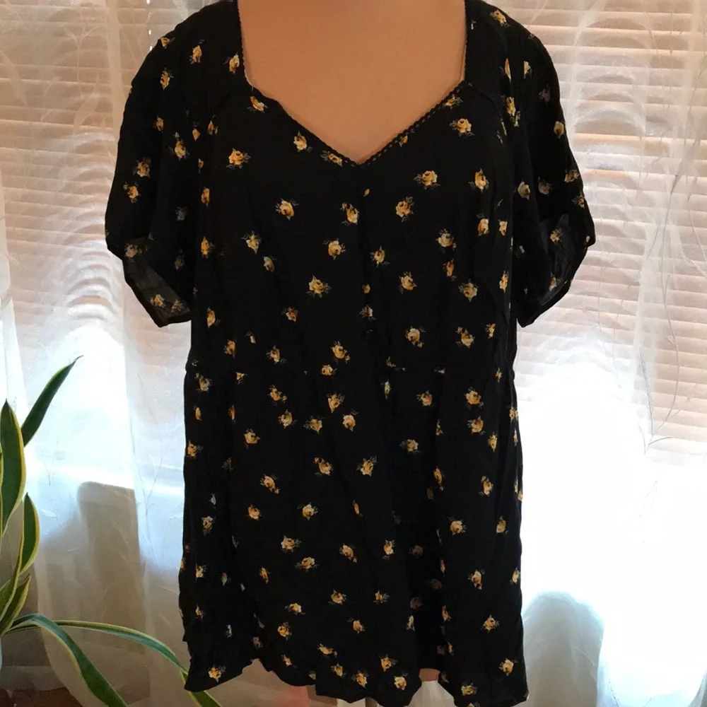 Torrid Black with yellow roses print blouse SZ 3 - Picture 1 of 7
